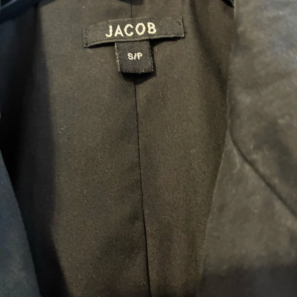 Jacob Black Feminine Vintage Trench Coat with Waist Tie, Pockets; size Small - Picture 11 of 13